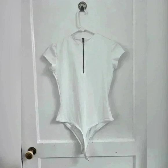 ALIX NYC white cap sleeve thong bodysuit NEW Size M - Picture 2 of 2